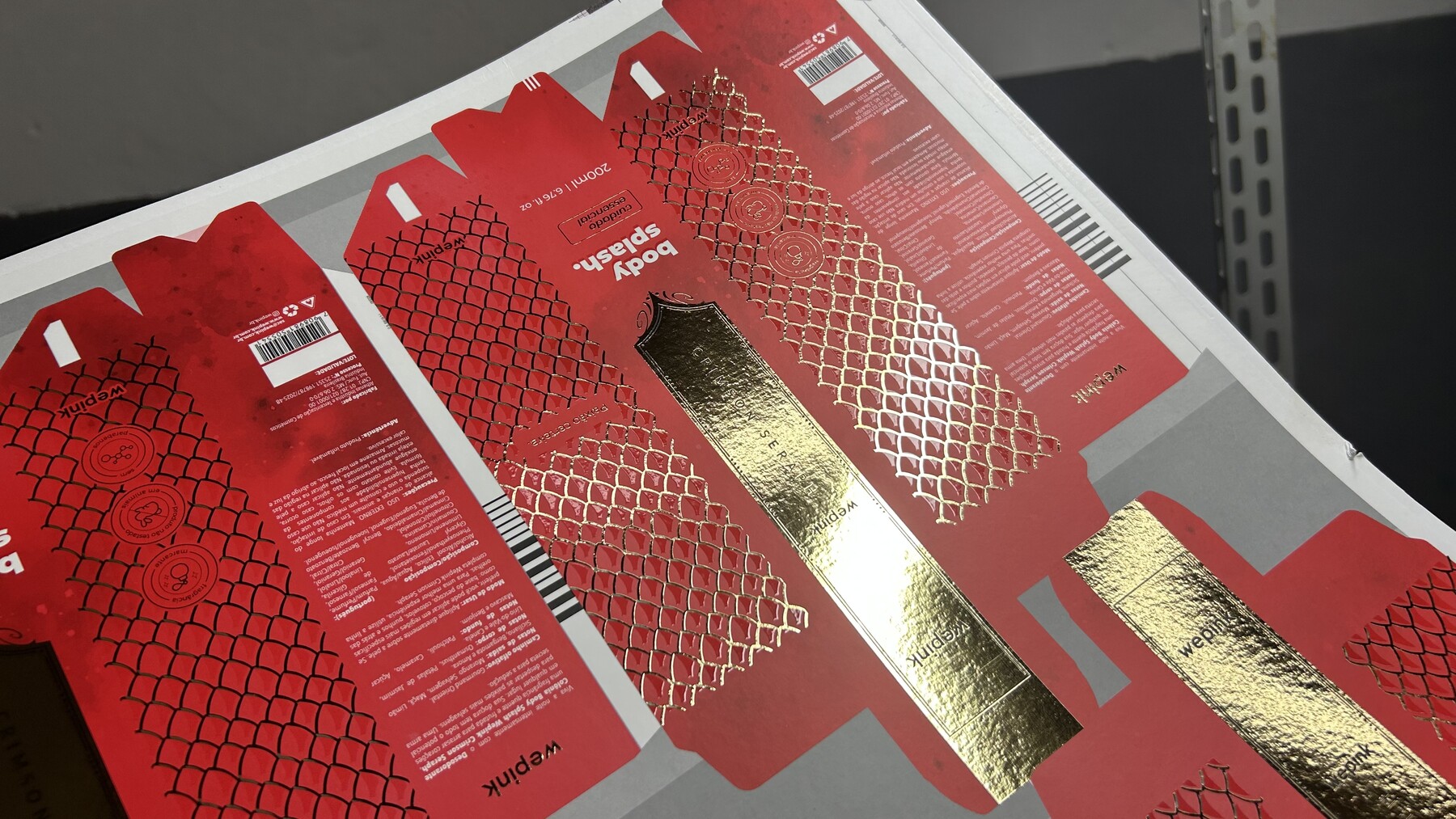 Aplicação real de Cold Foil com Verniz UV Reserva